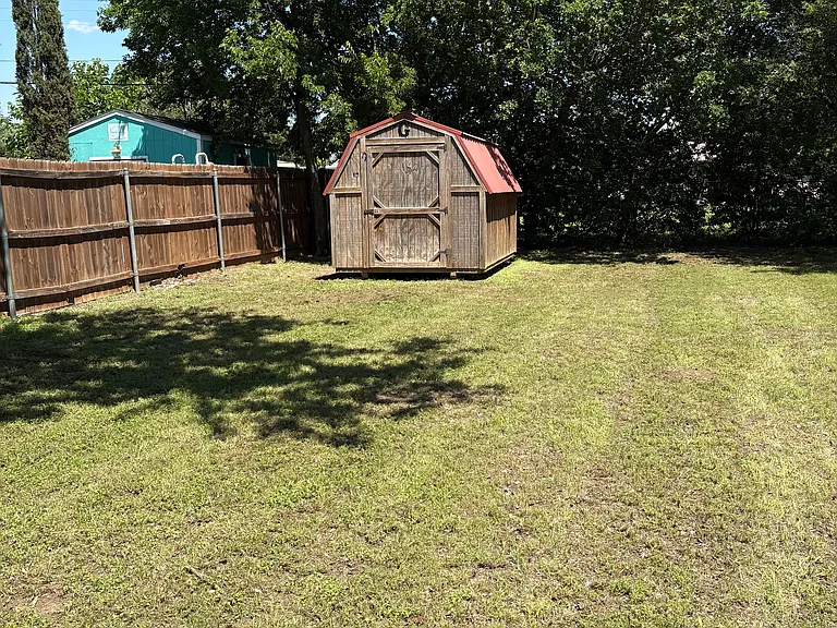 804 Clyde St — Photo 9