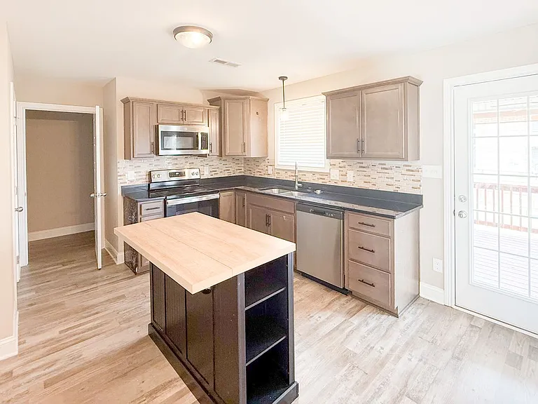 796 Lillian Grace Dr — Photo 3