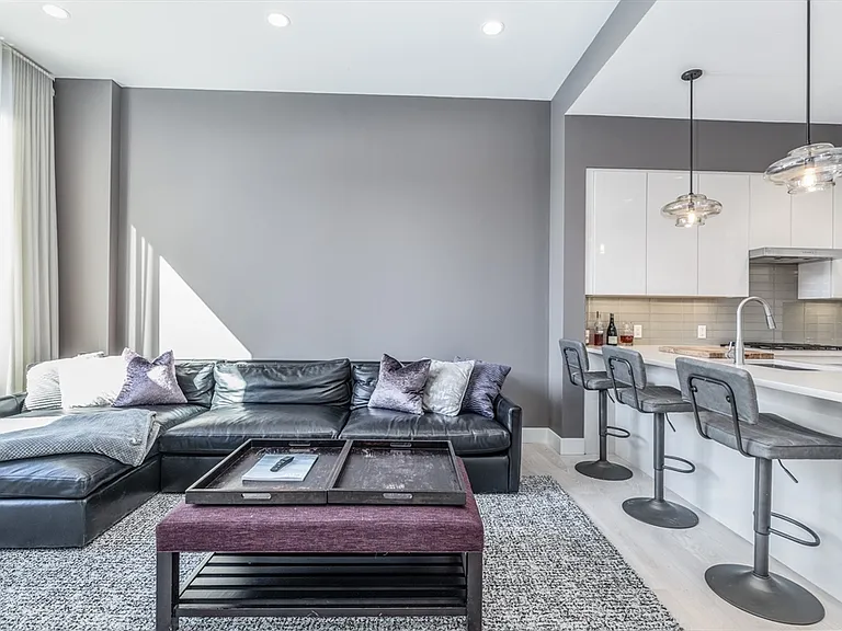 32 Traveler St #Penthouse 8 — Photo 8