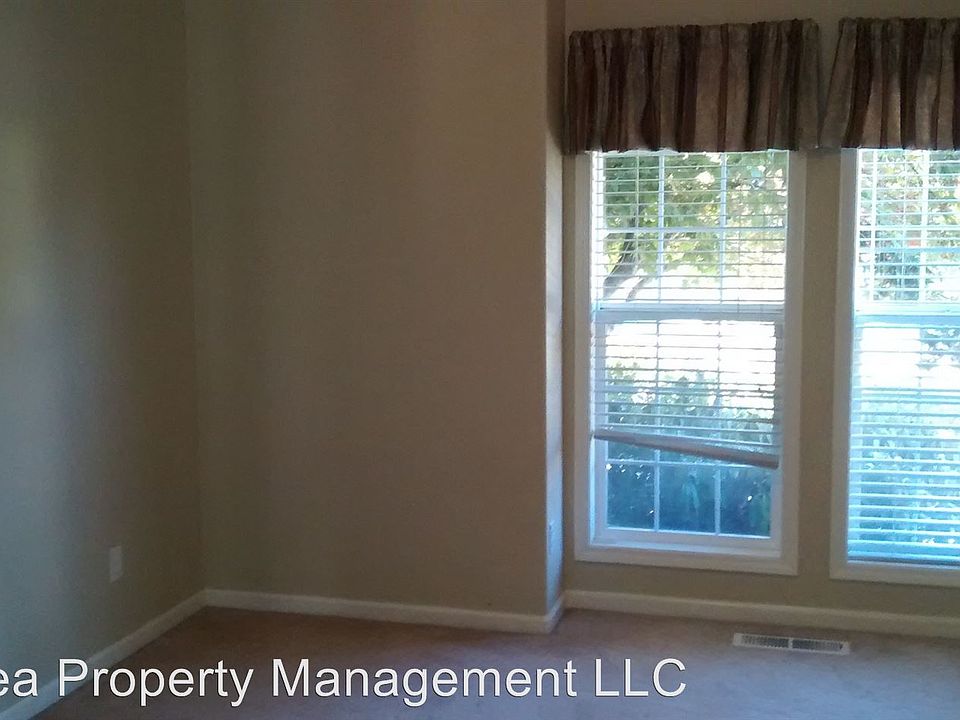 2nd image of 7235 Laurelridge Loop NE