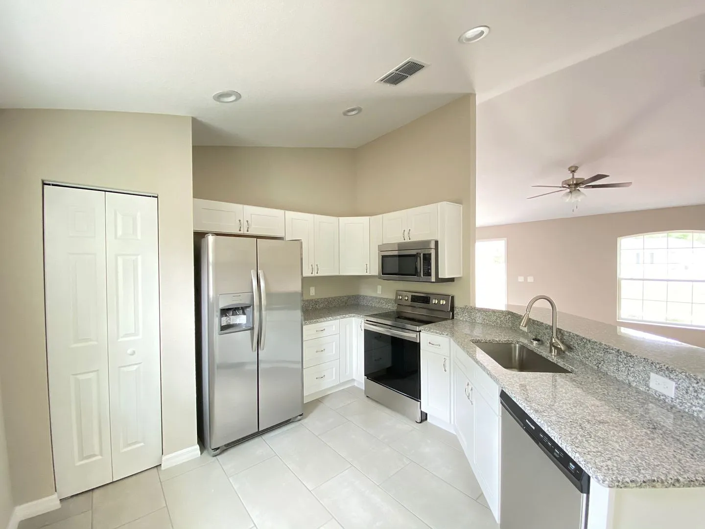 Custom Home - Desirable SE Ocala Neighborhood 3/2/2 **Won't Last** — Photo 4