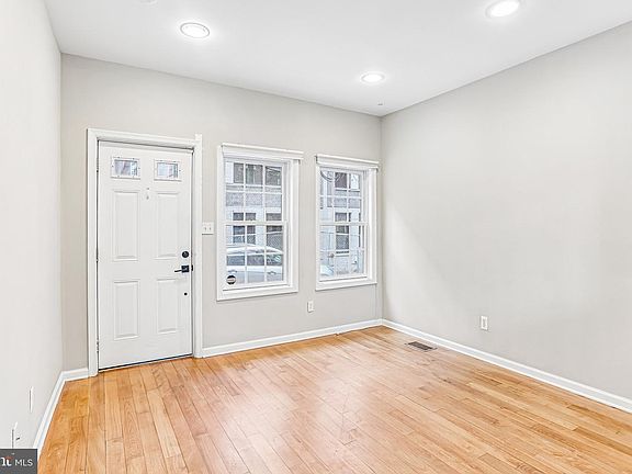 4th image of 2337 Montrose St