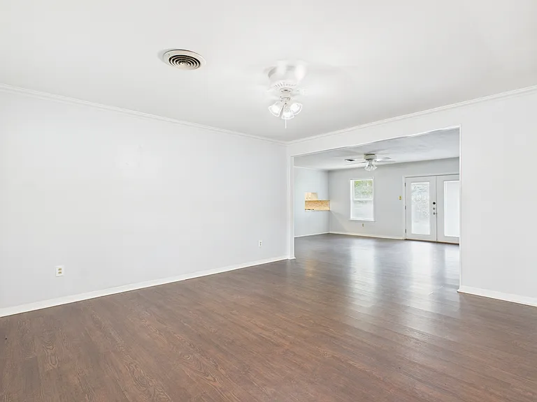 1402 Village Dr — Photo 5