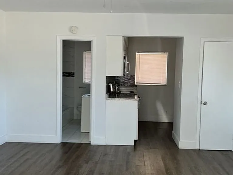 2342 N Federal Hwy — Photo 12