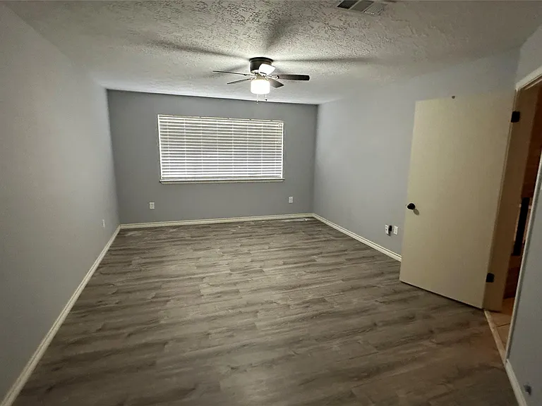 8607 Knoll Forest Dr — Photo 16