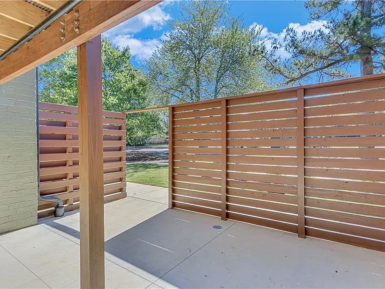 710 Jesse Jewell Parkways Southeast Cor #101 — Photo 2