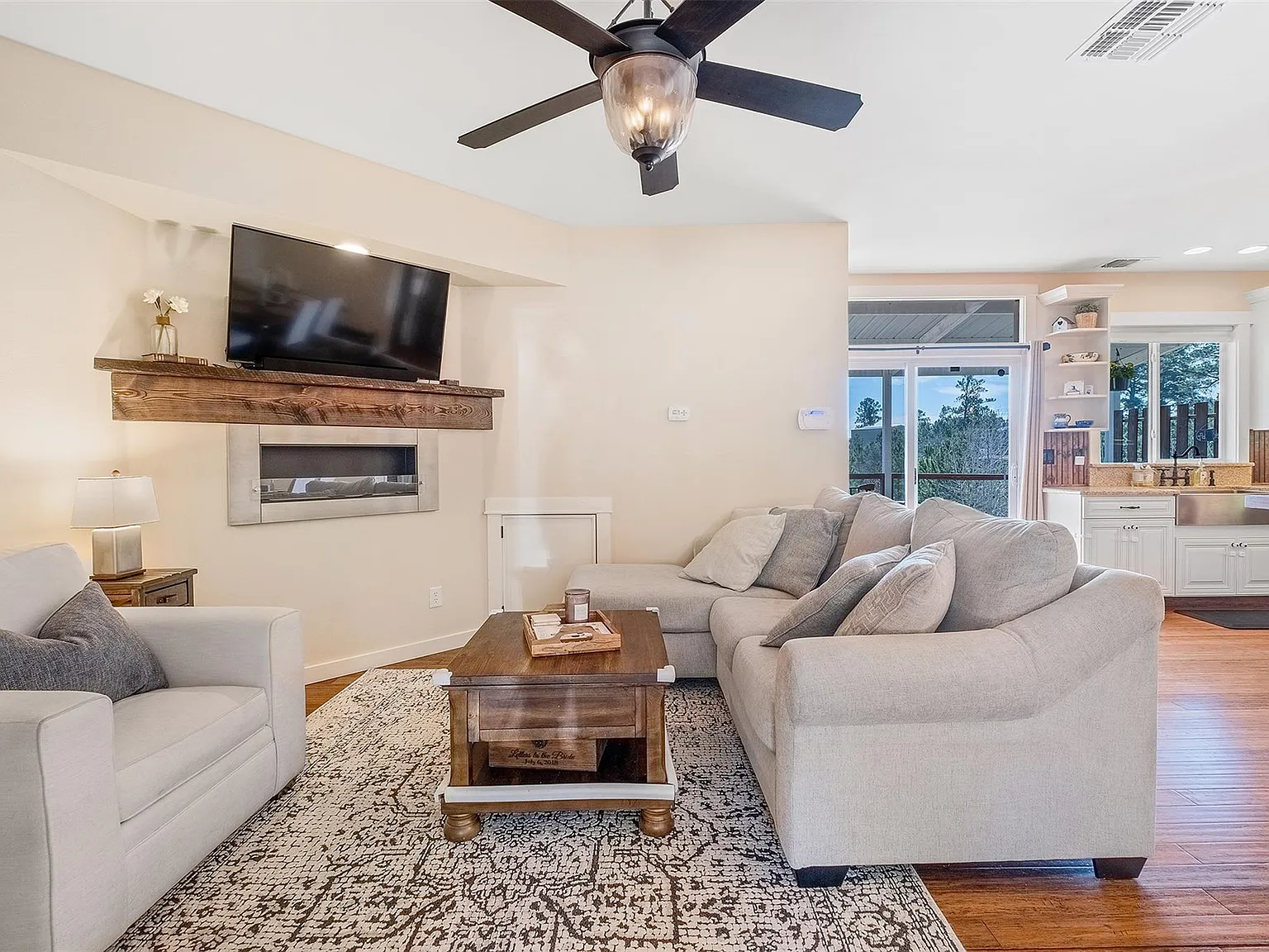 4 bed, 2.0 bath, 1686 sqft, $2,200 — Photo 2