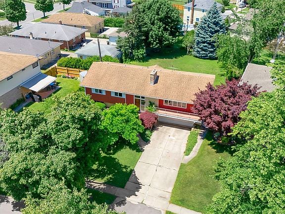 4th image of 16 Meadow Ln