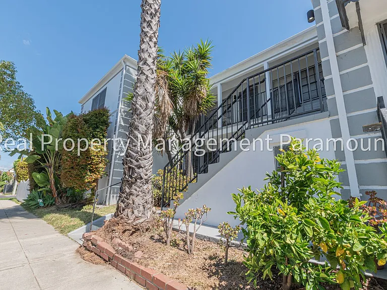 1460 S Orange Grove Ave — Photo 2