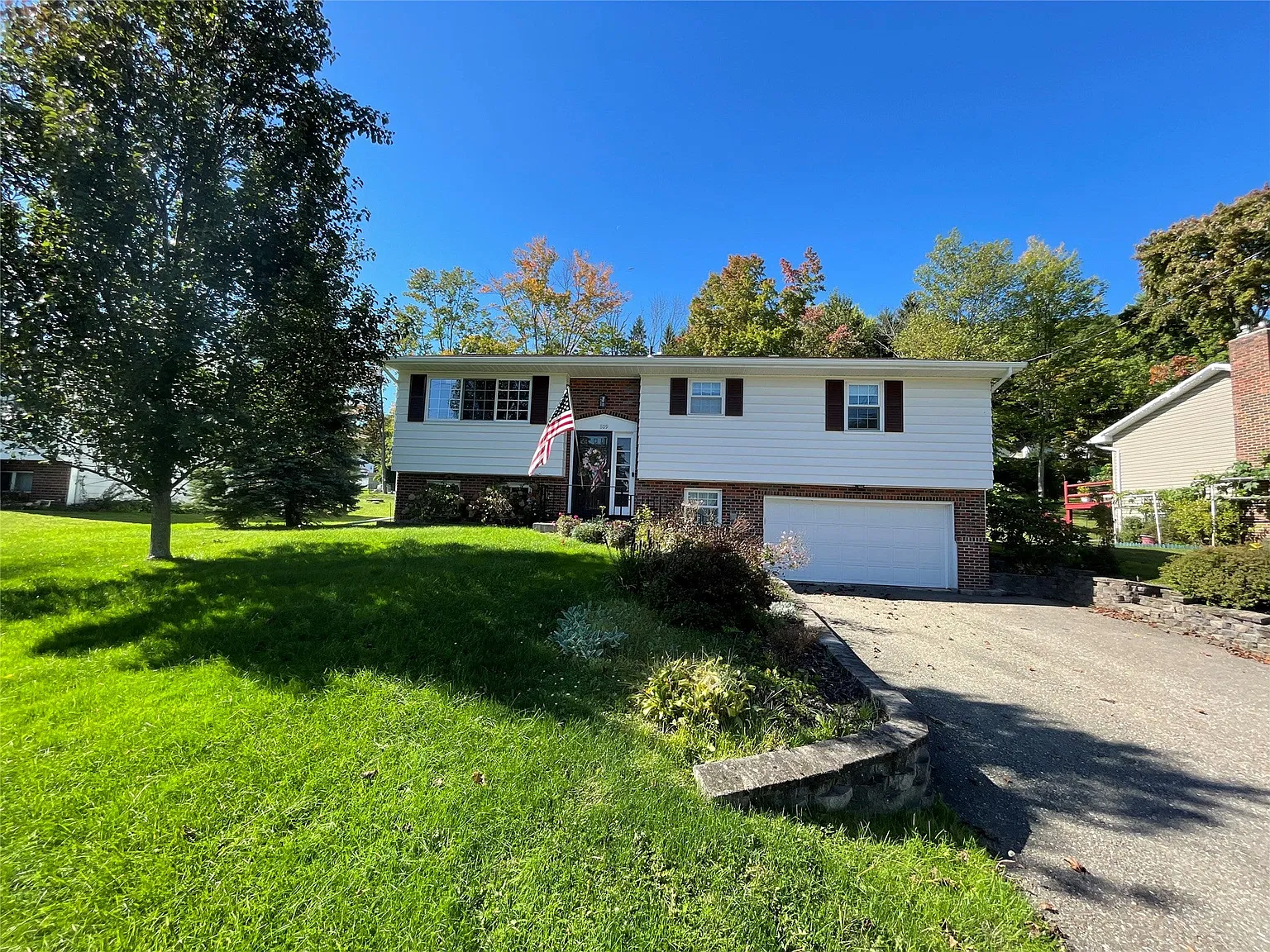 3 bed, 2.0 bath, 1822 sqft, $2,500 — Photo 3