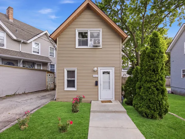 327 Ann St, Elgin, IL 60120
