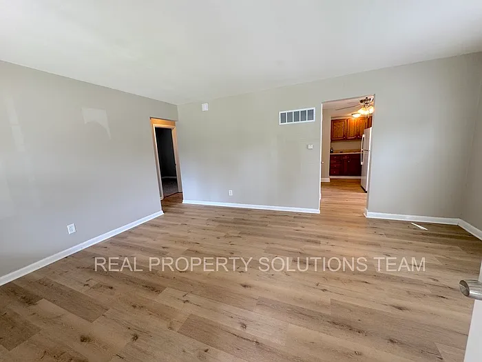 3 bed, 1.0 bath, 1179 sqft, $1,650 — Photo 4