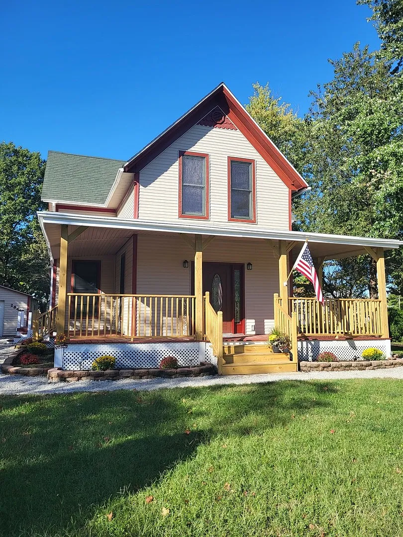 284 E Hamilton St photo 1