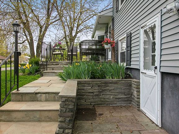 5th image of 31 Hudson Dr