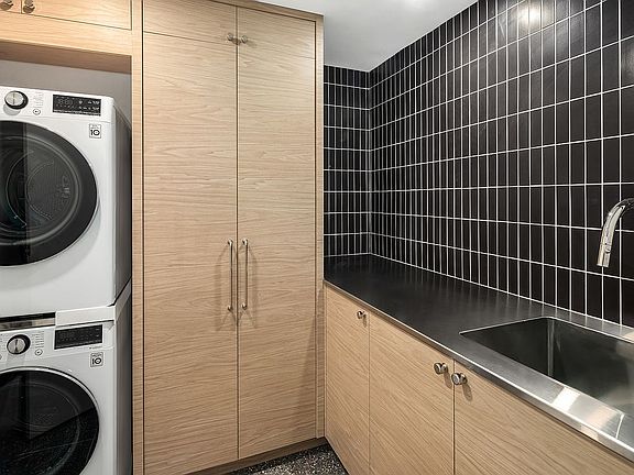 4th image of 132 Duane St APT 2