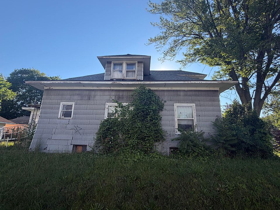 2nd image of 300 Dickinson St SW