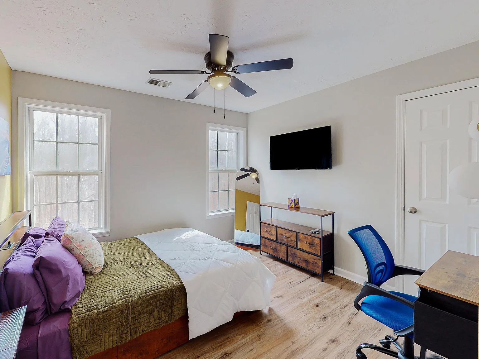 4 bed, 3.0 bath, 3085 sqft, $957 — Photo 1