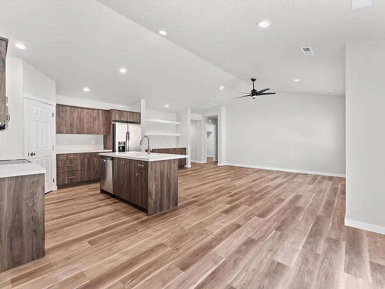 1576 Long Pond St — Photo 4