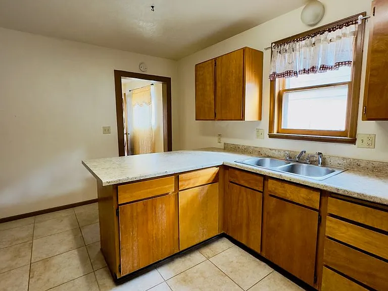 510 S Ash St — Photo 4