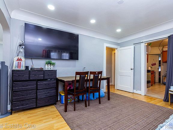 4th image of 4932 Reuter St