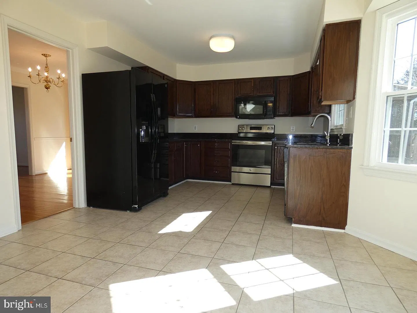 3 bed, 4.0 bath, 2360 sqft, $4,700 — Photo 3