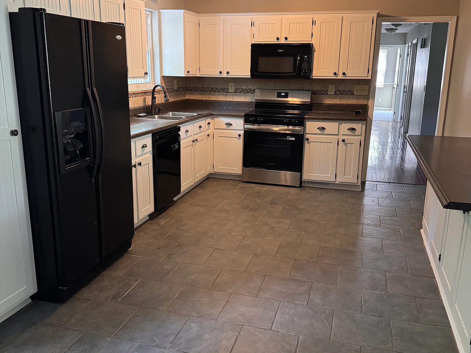 3 bed, 2.5 bath, 1641 sqft, $2,000 — Photo 3