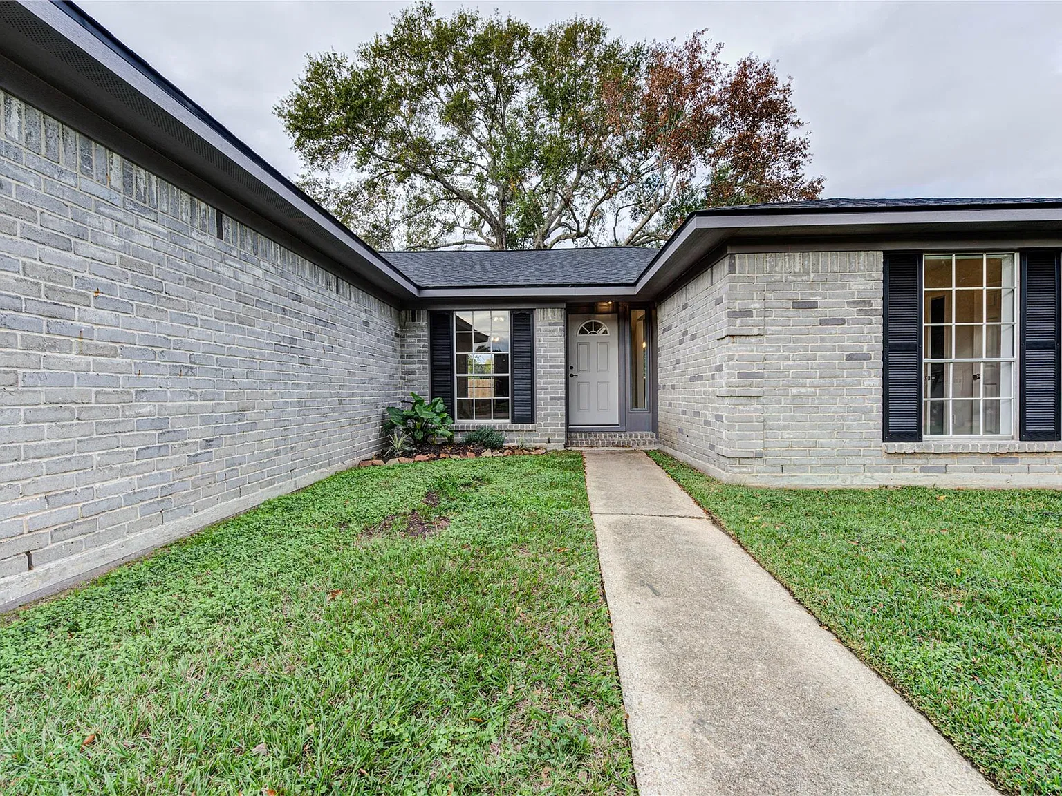 4 bed, 2.0 bath, 1487 sqft, $2,400 — Photo 2