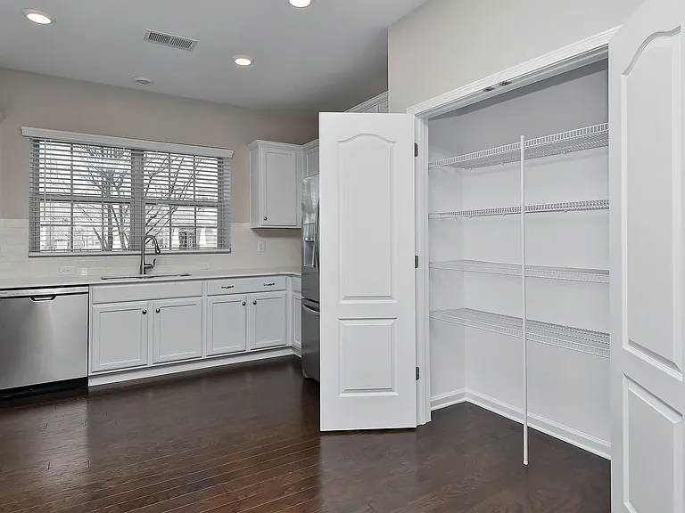 1036 Easley St — Photo 7