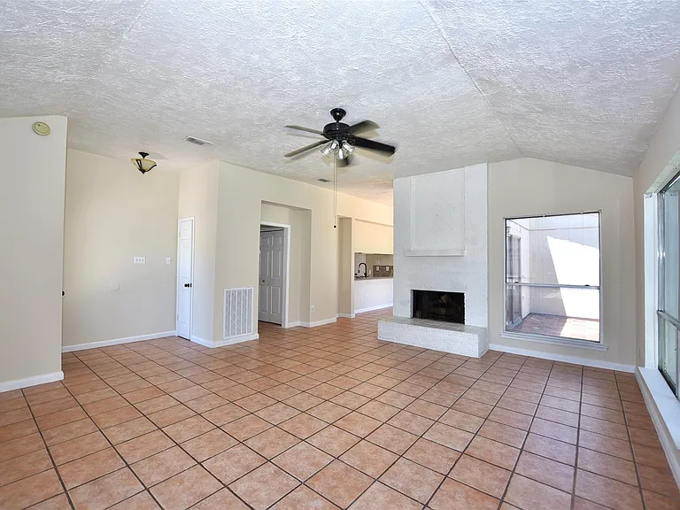 16222 Queensdale Dr — Photo 12