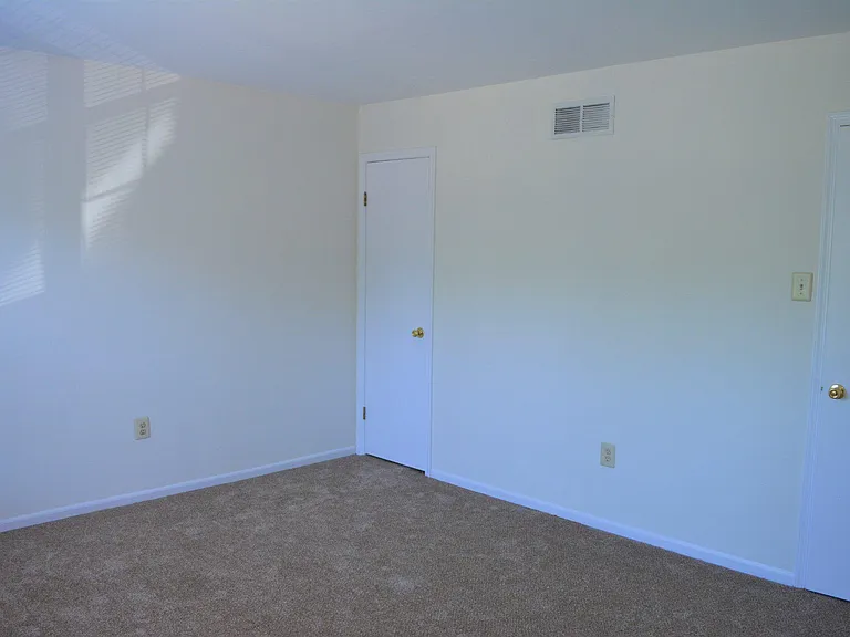 361 Kent Ln — Photo 21