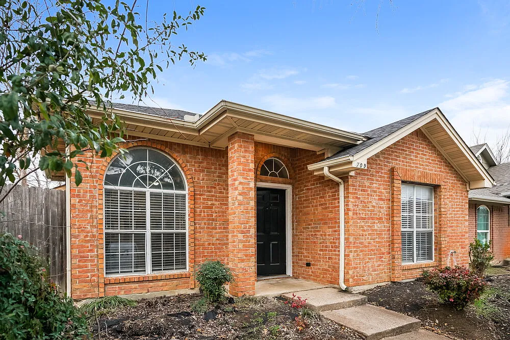 3 bed, 2.0 bath, 1423 sqft, $2,220 — Photo 3