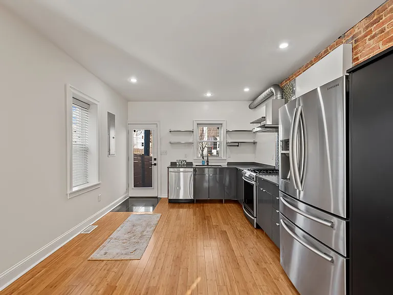 412 E Lanvale St — Photo 3