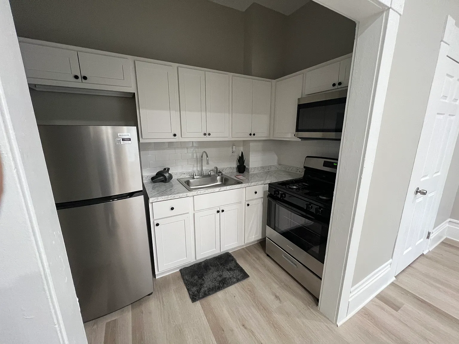 Studio, 700 sqft, $1,195 — Photo 3