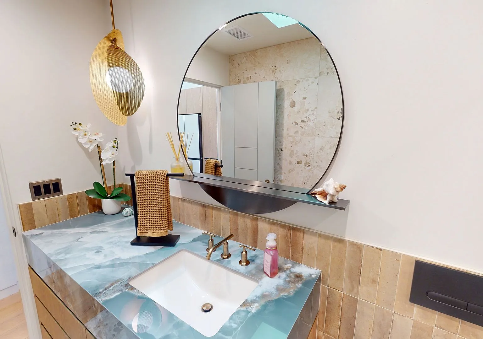 Elevated Living Fully Furnished — Photo 4