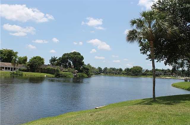 1st image of 52 Wimbledon Lake Dr
