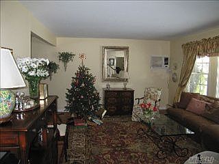 2nd image of 9 Pine Hollow Ct