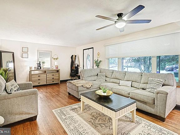 3rd image of 2337 Maple Rd