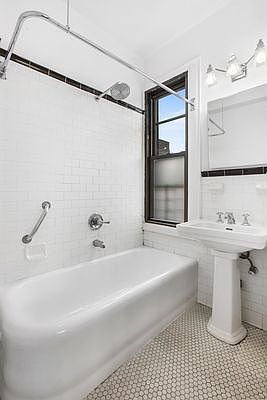 5th image of 1033 Lexington Ave #6A