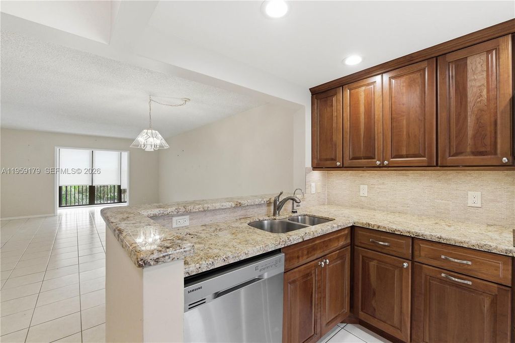 2350 NE 14th Street Cswy APT 507, photo 5