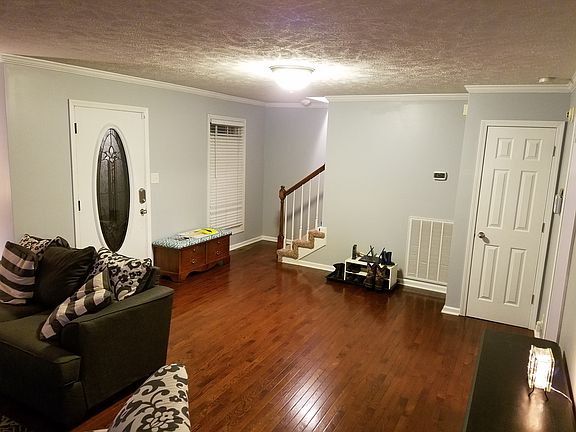 FOYER W/COAT CLOSET