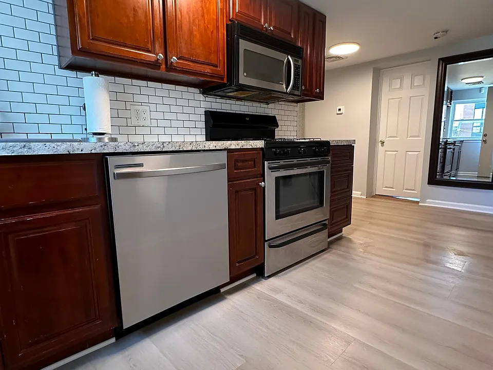 Kitchen - new dishwasher & new floors