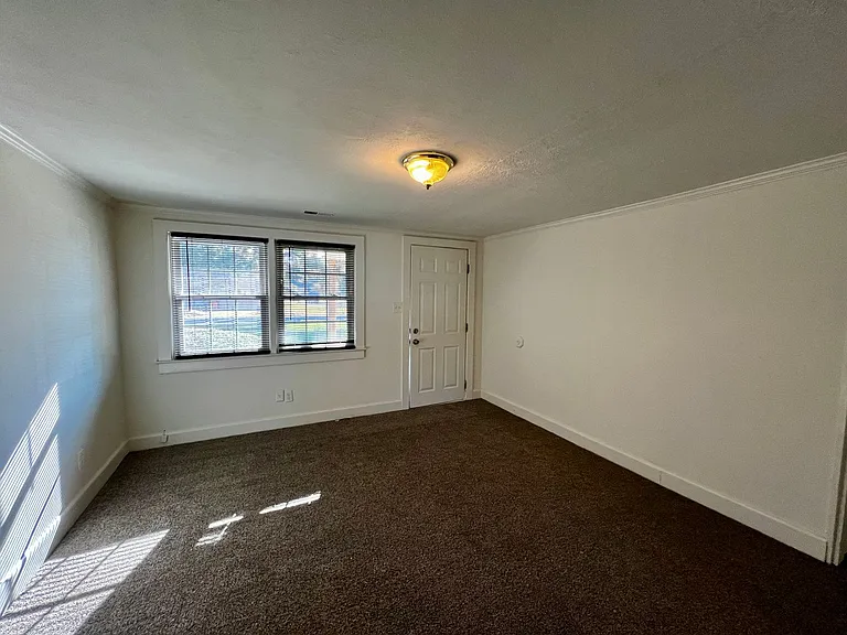 109 Burlington Dr — Photo 2