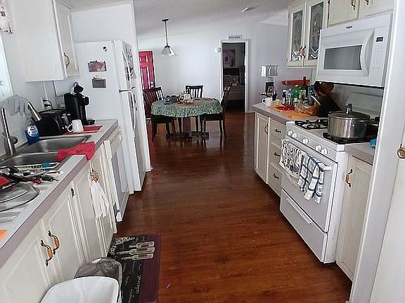 KITCHEN WITH BREAKFAST NOOK