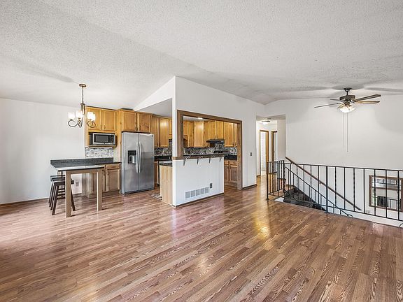 3rd image of 933 Heritage Ct W