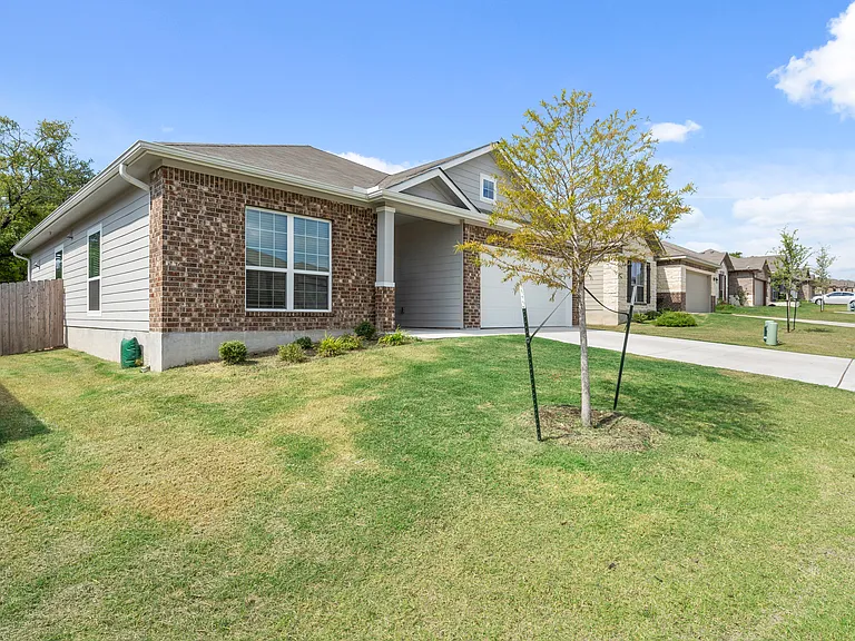 2217 Petersburg Ln — Photo 2