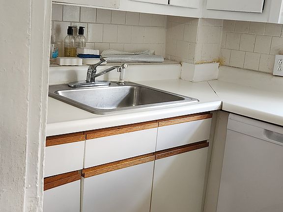 4th image of 58 Cook St #58