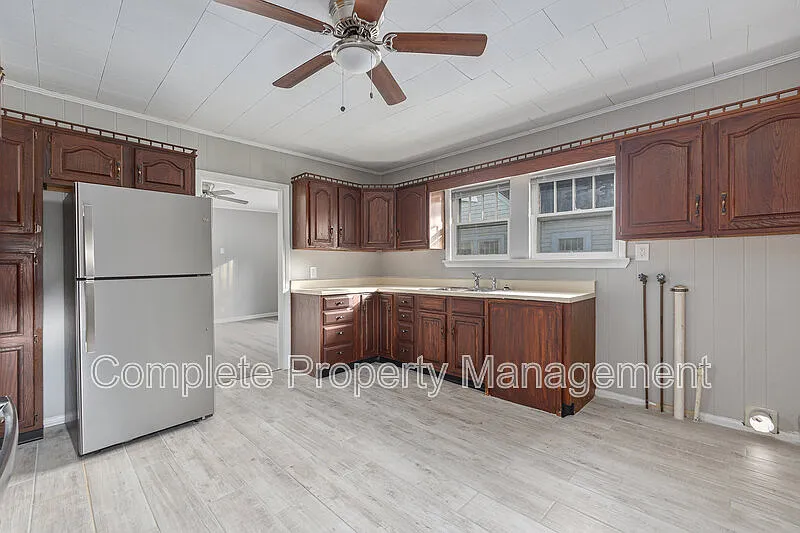 3 bed, 1.0 bath, 1244 sqft, $1,300 — Photo 2