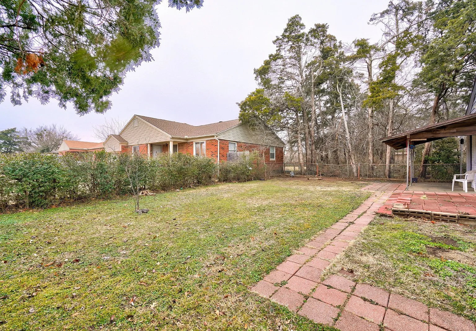 3 bed, 2.0 bath, 1949 sqft, $1,775 — Photo 2