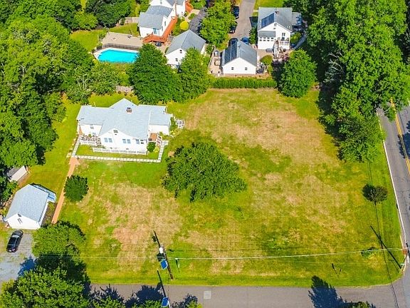 4th image of 34 Leiv Eirikson Ave