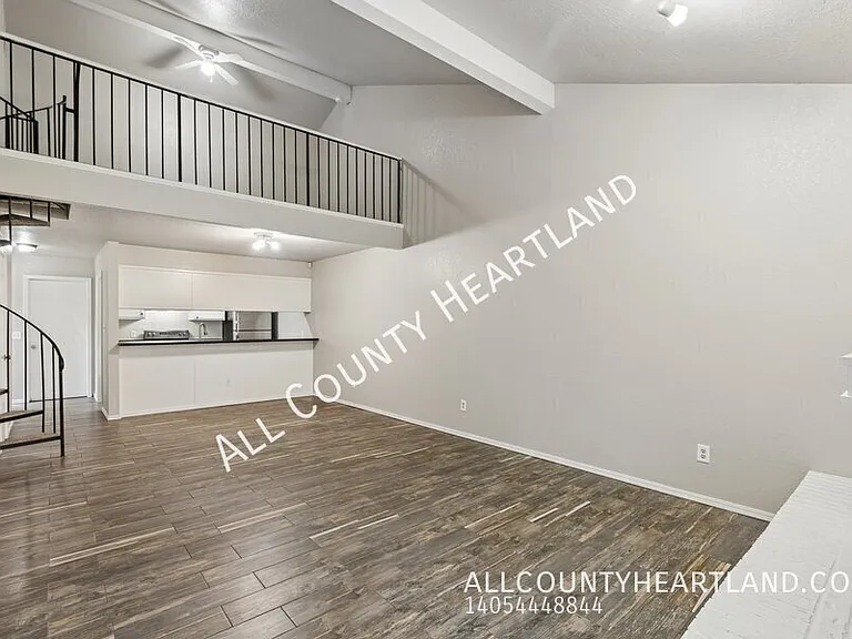 709 Stonecroft Cir — Photo 3